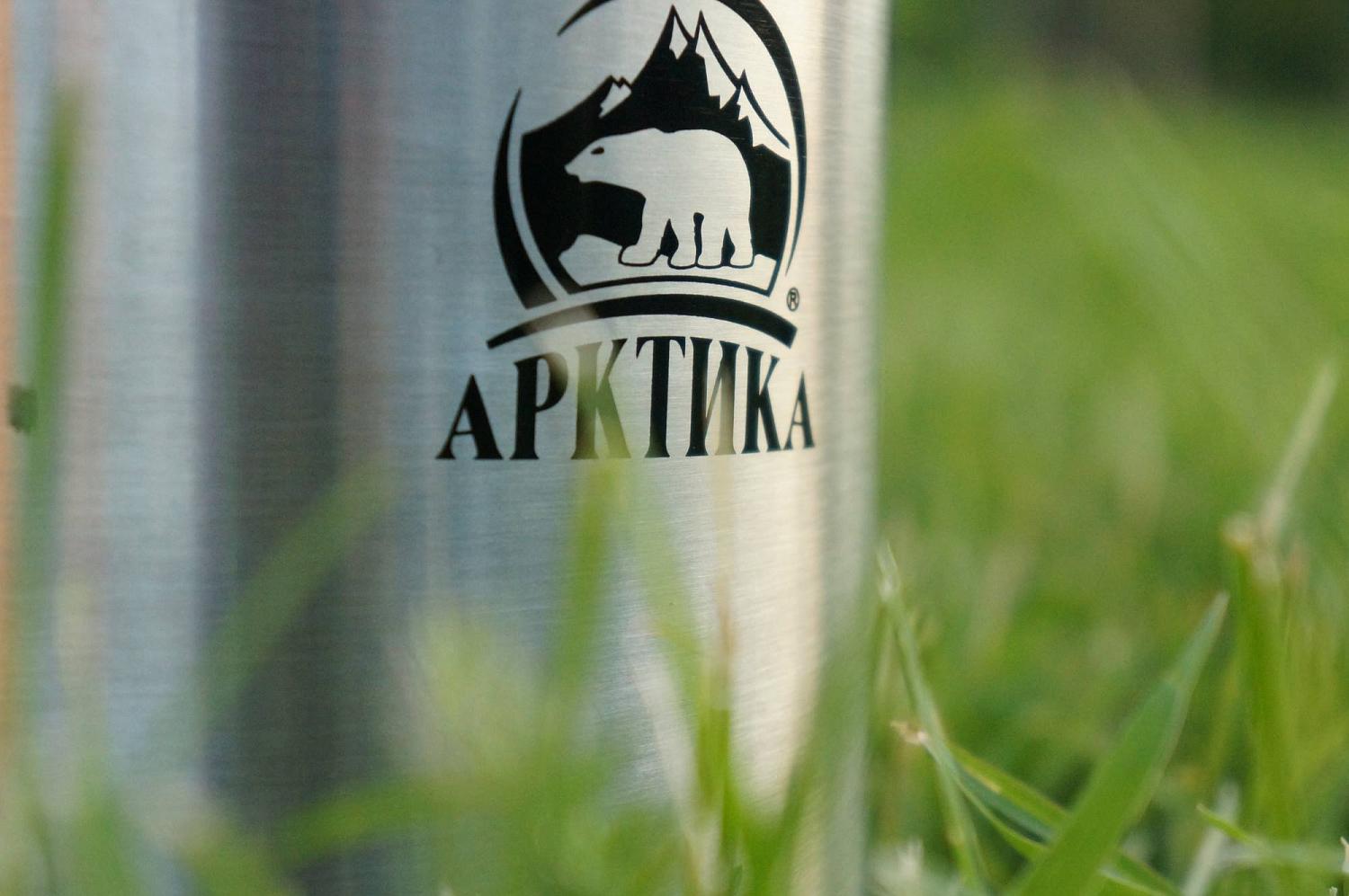 За 15 лет логотип «Арктики» менялся четырежды: надпись была кириллицей и латиницей, со слоганом c игрой слов «Be hot, be cool» («Будь горячим \ холодным» и «Зажигай и будь крутым»), с медведем, а потом появилась лаконичная буква «А».