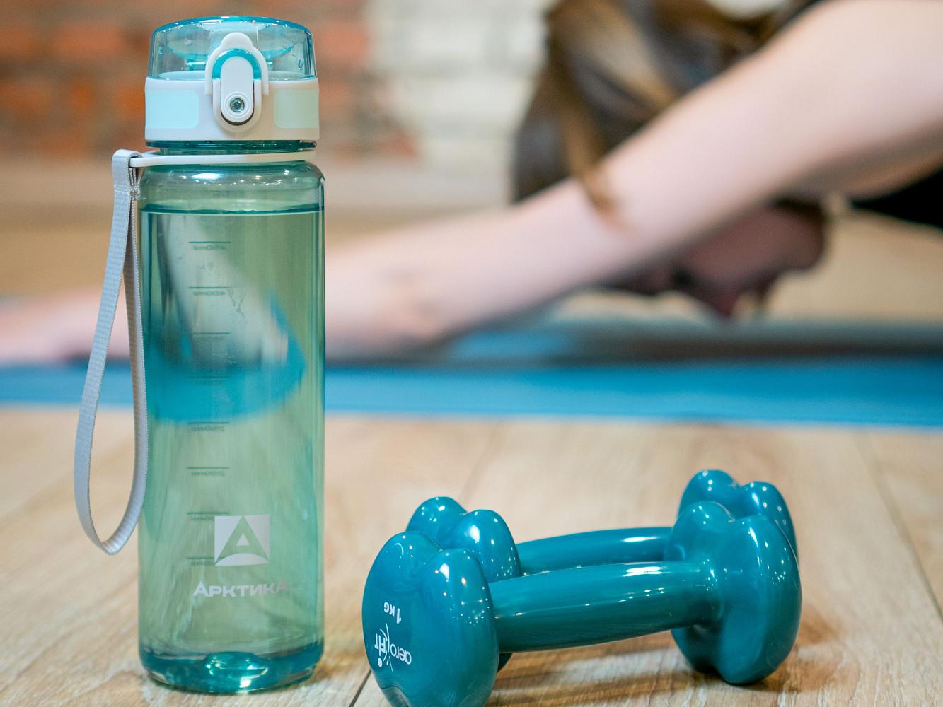 Бутылка для воды со шкалой чаще напоминает сделать пару глотков — этого достаточно, чтобы поддерживать водный баланс в течение дня.