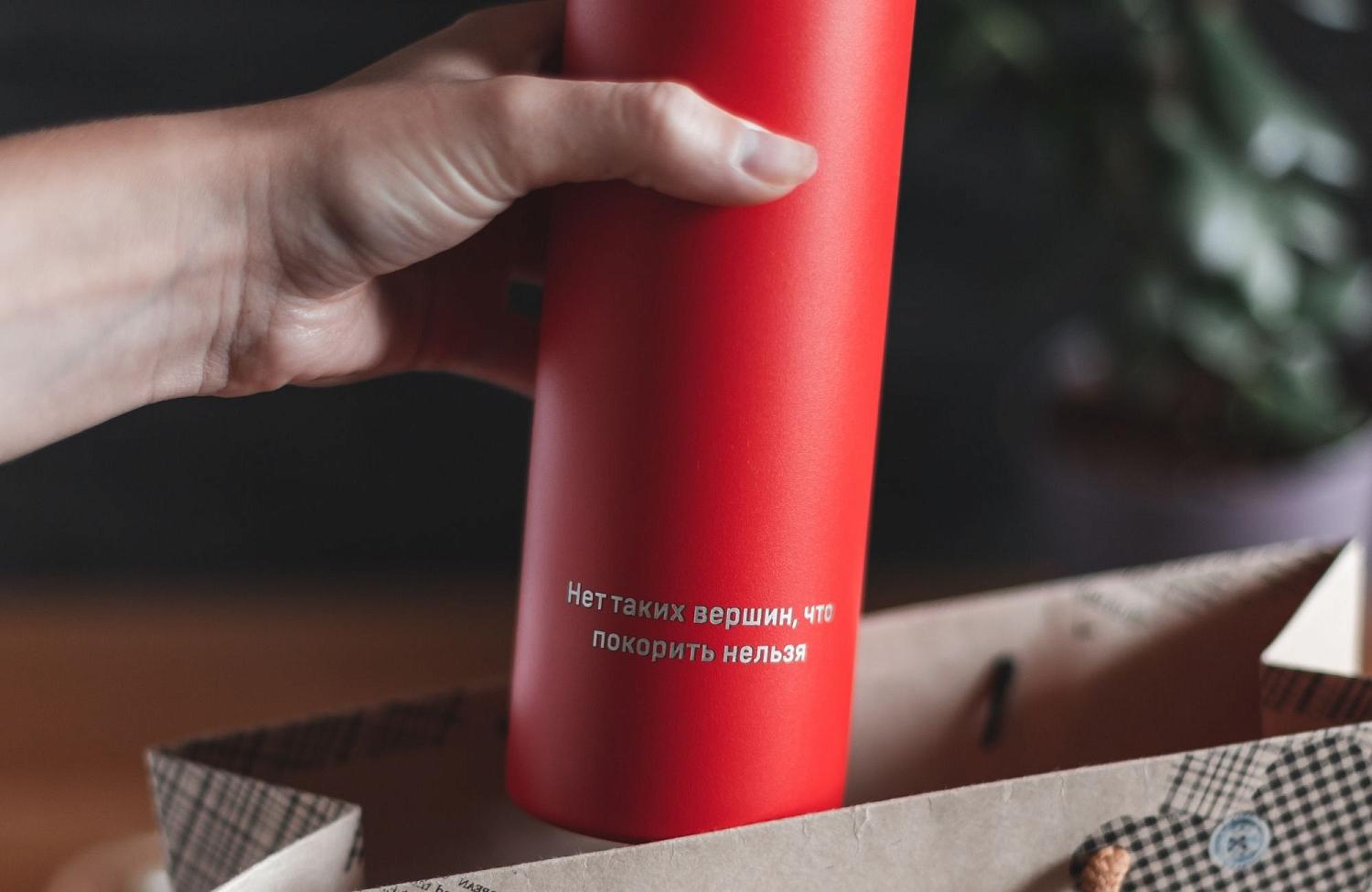 Гравировка на термосе сделает подарок более личным и точно запомнится.