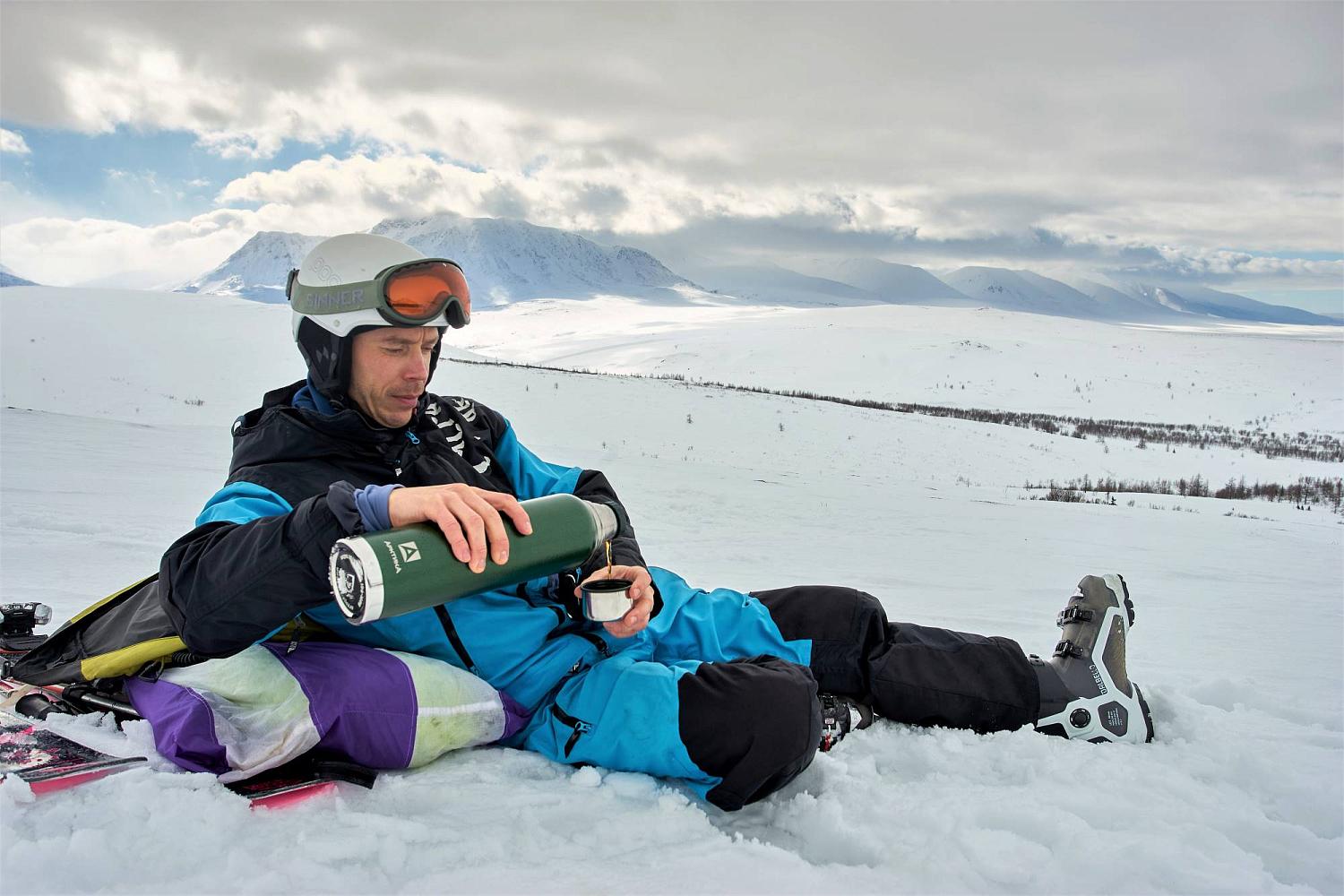 Термос «Арктика» с узким горлом серии 106 органично смотрится в городе, но всегда готов к приключениям, куда бы вы ни отправились.