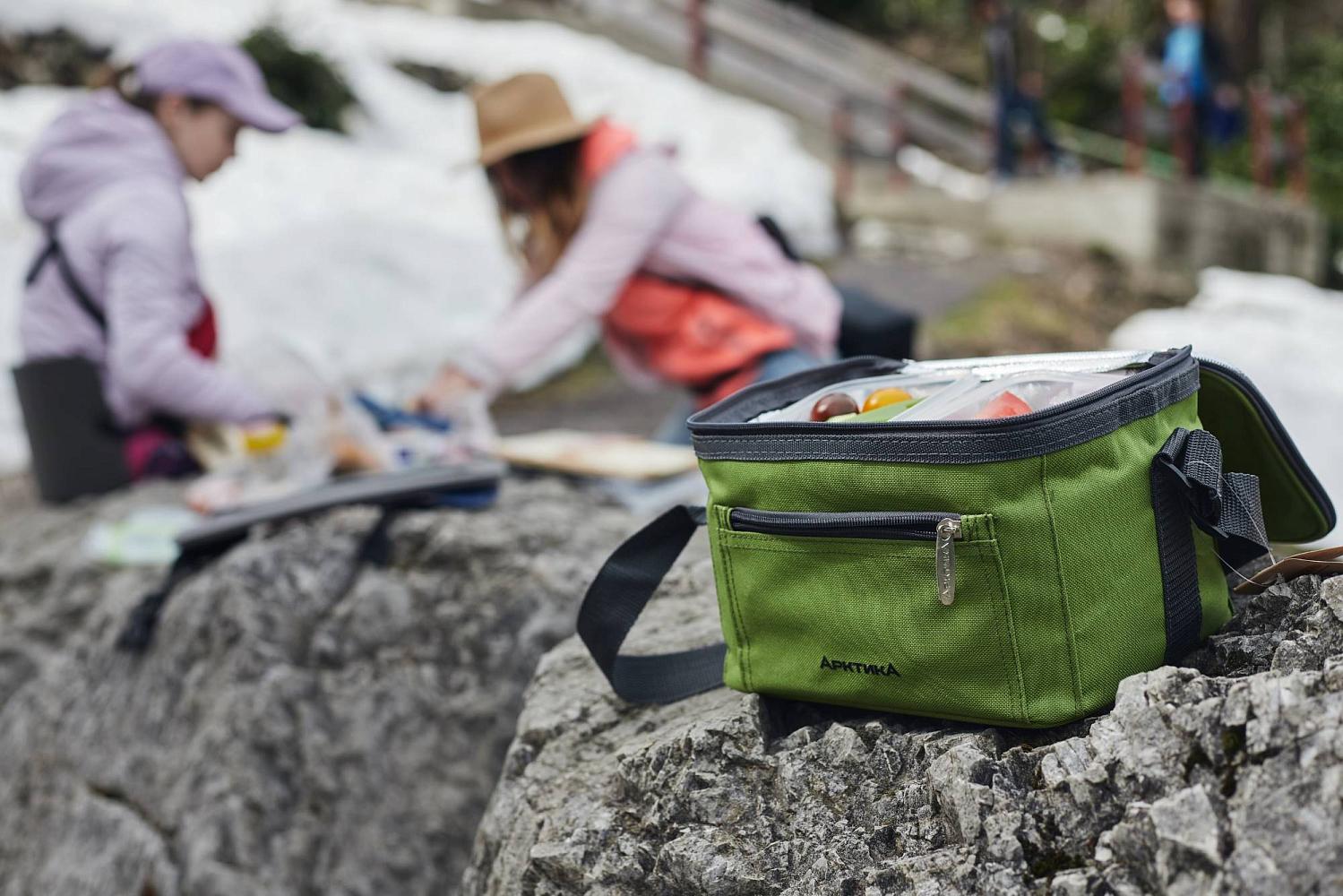 Если не хотите нарезать салат в походе – сделайте это дома, и сложите в контейнеры все составляющие салата. Вам останется только заправить его – и на стол!