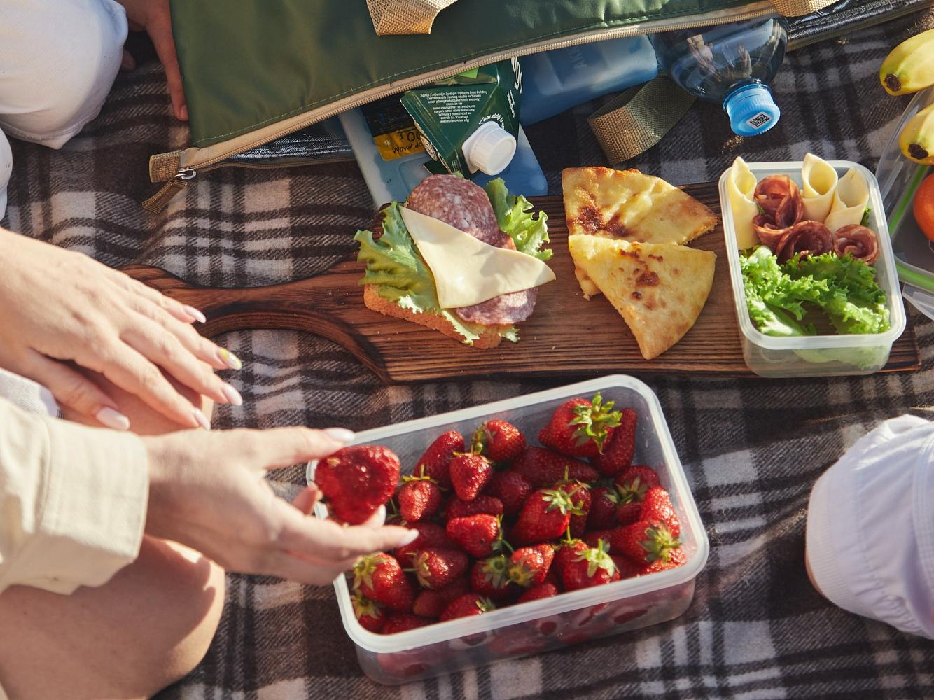 Вместо одноразовых тарелок возьмите контейнеры из пищевого пластика: в них удобно переносить еду и есть прямо из них.
