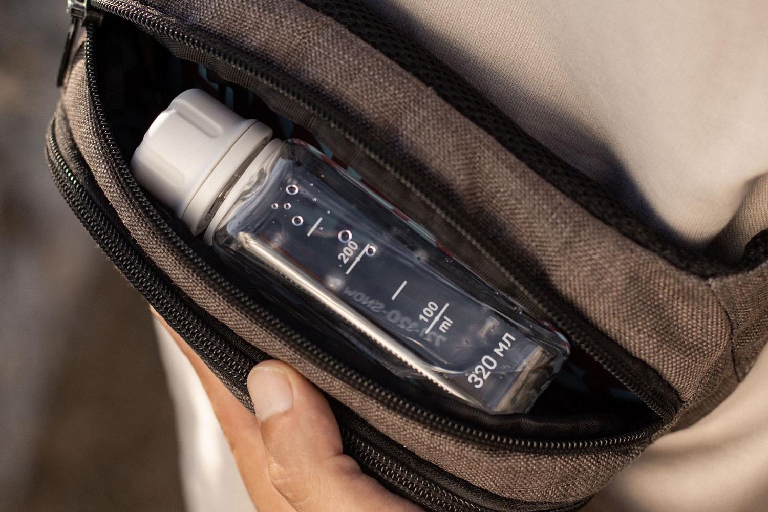 С такой бутылкой проще быть налегке, но при этом всегда иметь нужное под рукой. Никаких очередей и лишних трат, чтобы утолить жажду.