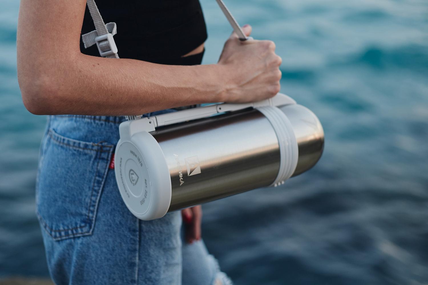 При изготовлении термоса материалы часто комбинируются: например, вспомогательные элементы – ручка, внутренняя сторона чашки, дополнительная емкость изготавливаются из пластика для облегчения веса. 