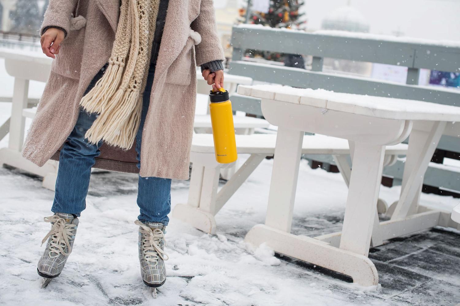 Чтобы не отвлекаться от приятного времяпрепровождения, вовремя подкрепиться и не замерзнуть, возьмите с собой термос 708 серии – его можно закрепить на рюкзаке или держать за удобный силиконовый ремешок.